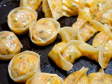 味付け不要!!切って混ぜるだけ♪夏にお勧め☆ホットプレートでキムチ餃子