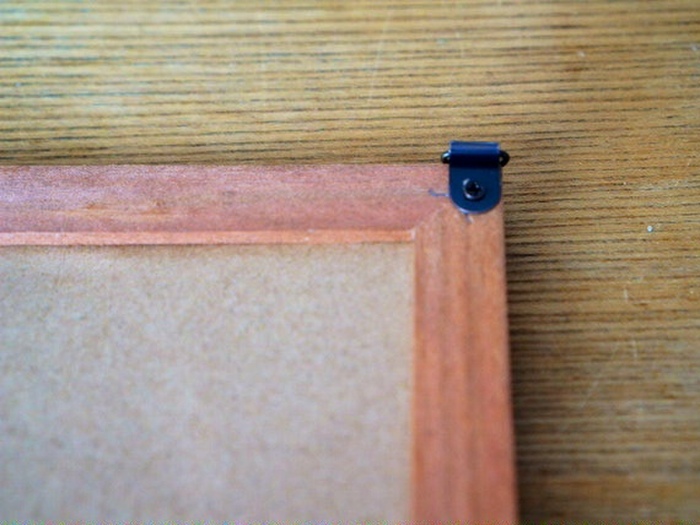 4.裏面に吊金具をつける