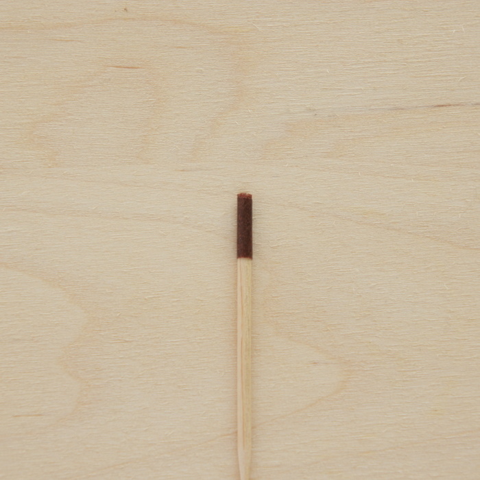 爪楊枝にマスキングテープを巻きます。