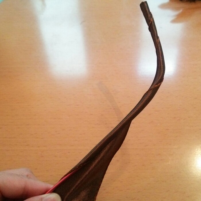 ベースのワイヤーにリボンを巻く
