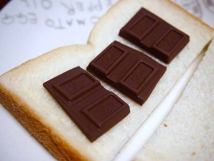 市販の板チョコを乗せるだけ