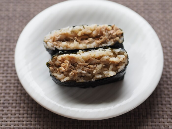 ツナと玉ねぎの怪味おにぎらず