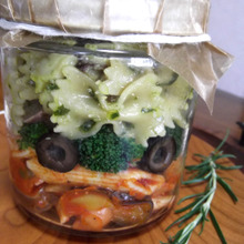 トマトとバジルのショートジャーパスタ