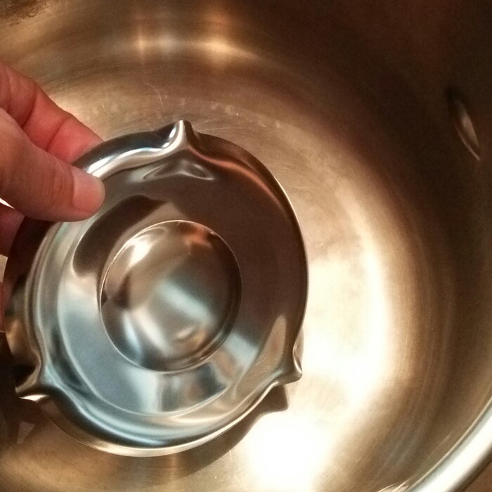 鍋の底に置くだけ!