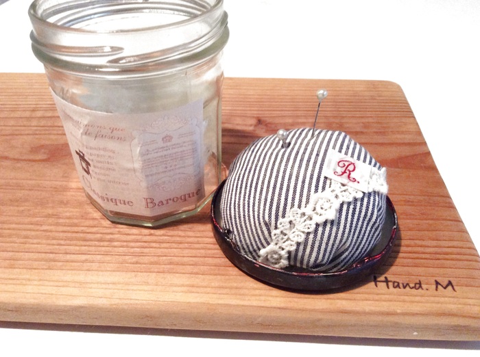 収納も安全!空きビンで娘用のピンクッション。