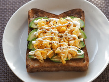 ローラが火付け役!おしゃれで美容にも良い「アボカドトースト」が大人気☆