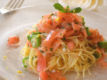 トマトとサーモンの冷製パスタ レモンペパーミントソース