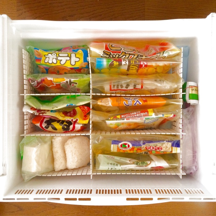 100円ショップの仕切り板で冷凍庫内がすっきり!