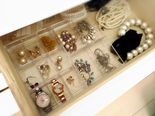 セリアの仕切り付きケースで出し入れしやすいアクセサリー収納♪