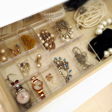 セリアの仕切り付きケースで出し入れしやすいアクセサリー収納♪