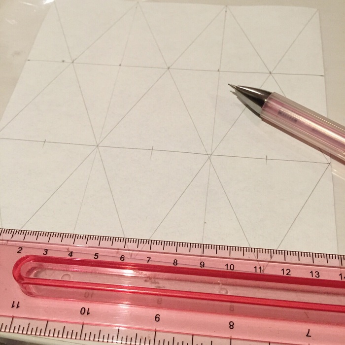 作り方① 折り紙に線を引く