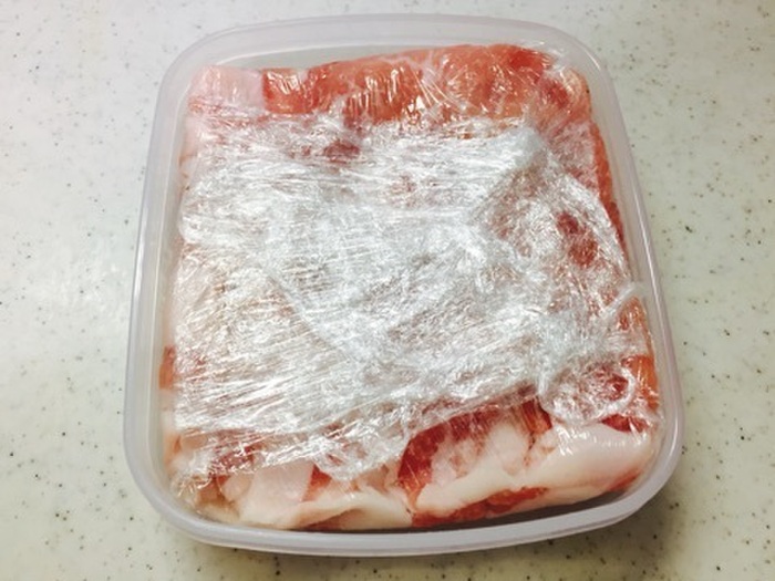 ④タッパ―の中にお肉おさめて、ビニールをたたみます