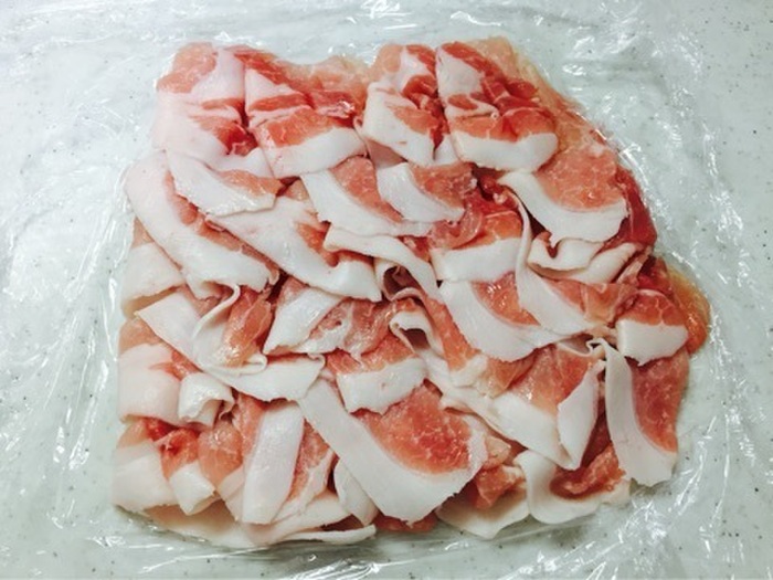 ②ビニールをはがし、トレーをぬく。