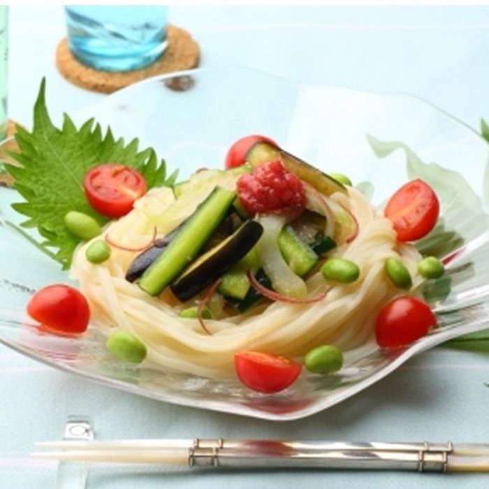 「梅と夏野菜のサラダうどん」レシピ