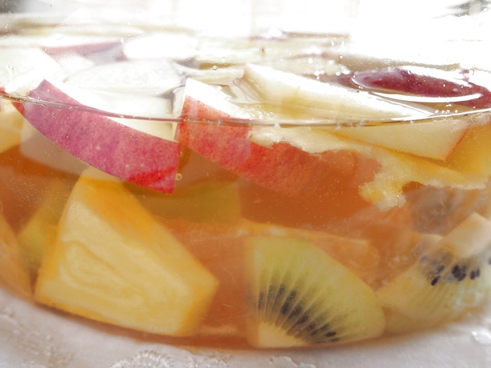 フルーツをワインに漬けます