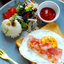 大人気キャラクターの「ぐてたま」トースト