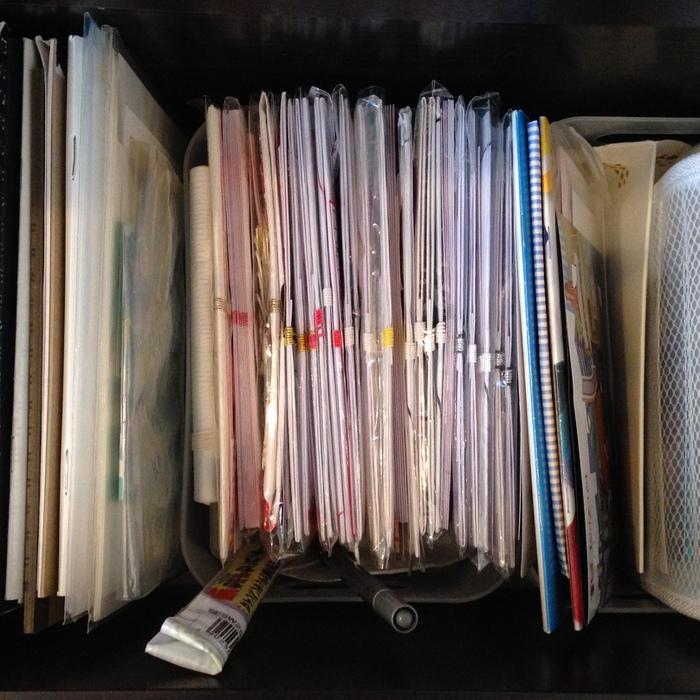 お祝儀袋とペンを100円shopのBOXにまとめる