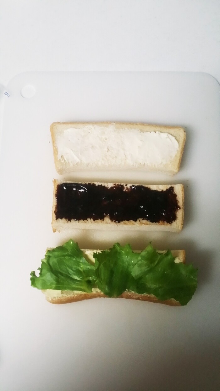 食パンを三等分に切り、土台準備