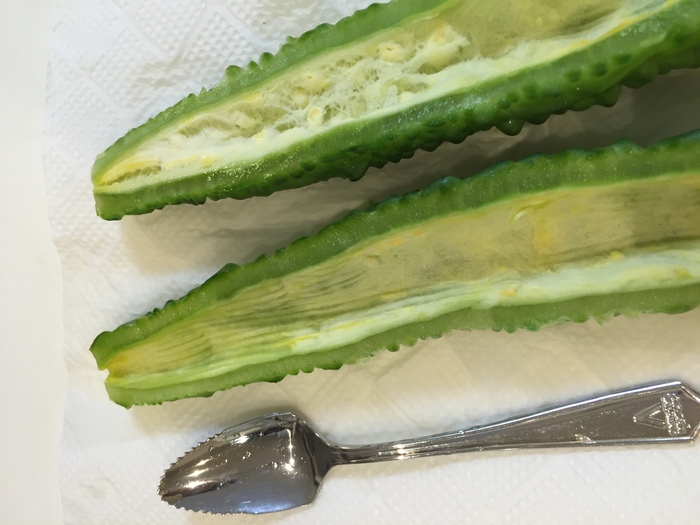 ギザギザスプーンで種とわたを取り除きます