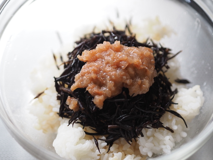 「ひじき梅干しスティックおにぎり」の作り方