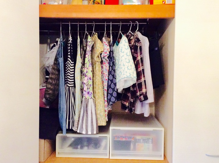押入れの奥行を活かして洋服を2倍収納‼️