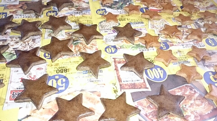 手順③ニスで大小の乾いた星それぞれに筆で色を塗る。