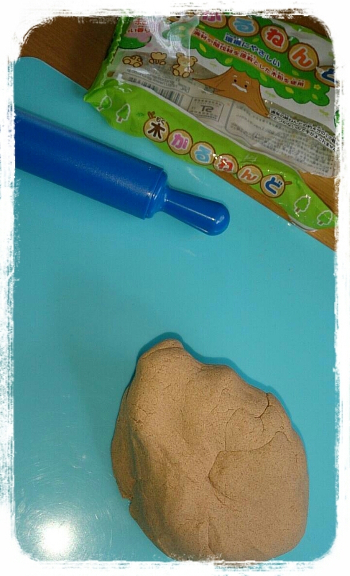 手順①粘土をよくこね、伸ばし棒で平らに伸ばす。