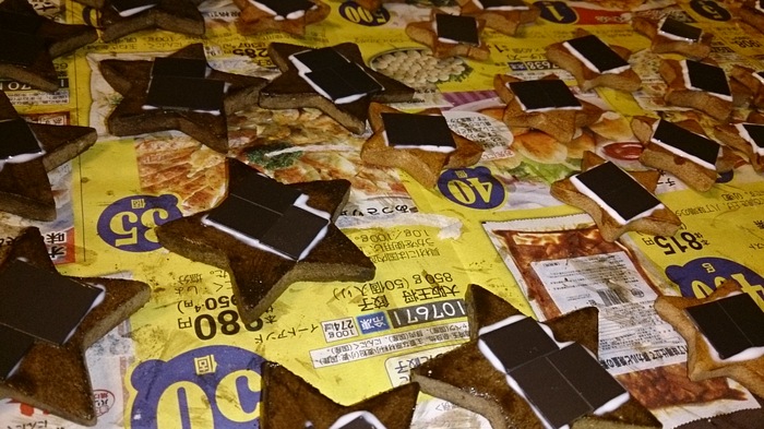 手順⑤マグネットシールを貼り補強でボンドをつける。