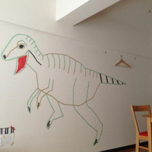 恐竜現る!子供達にサプライズ♪ダイソーのマスキングテープで壁アート