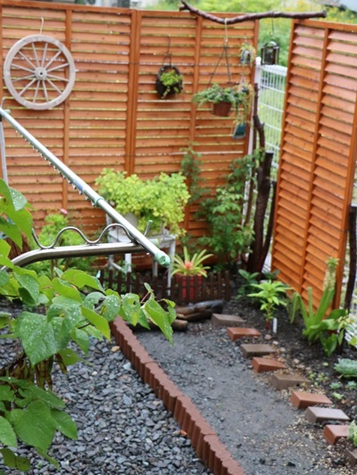 既存フェンスにルーバーラティスを設置