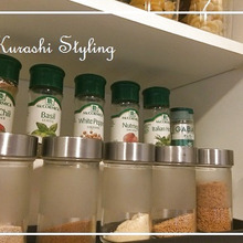 キッチン吊戸棚:『ひな壇式収納』でスパイスが見やすい空間に!!