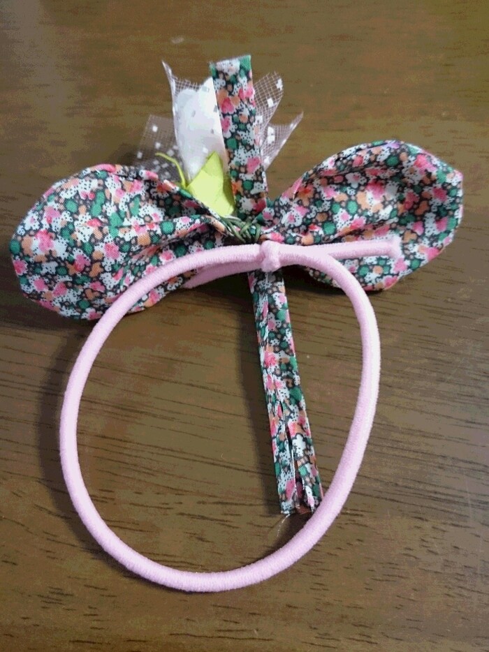 ゴムとリボン造花を付ける