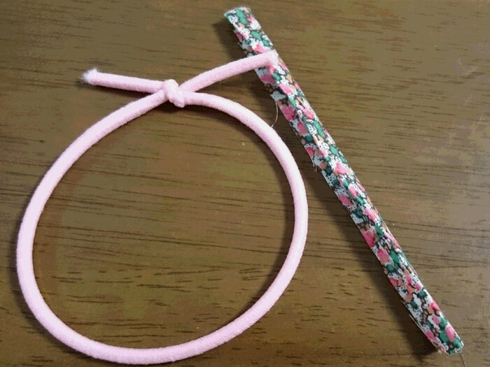 ゴムと細長い布を用意します