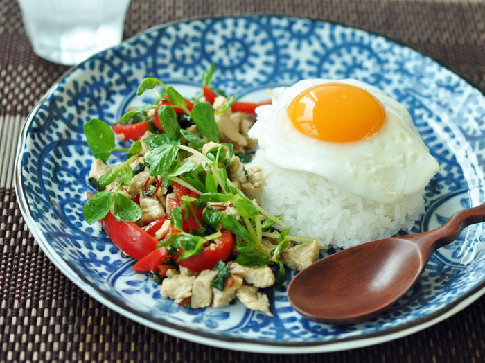 エスニックと相性抜群の食材『豆苗』を使って、おうちで簡単ガパオライス