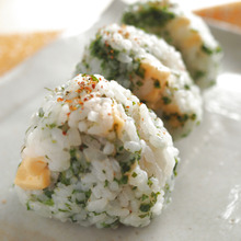 ピりりと辛いのが癖になる☆七味と青のりチーズの大人おにぎり