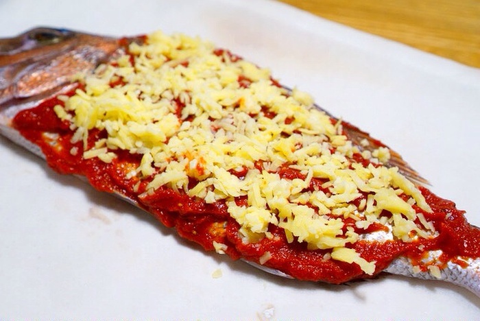 2.シュレッドチーズをのせる