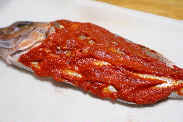 1.トマトソースを塗る