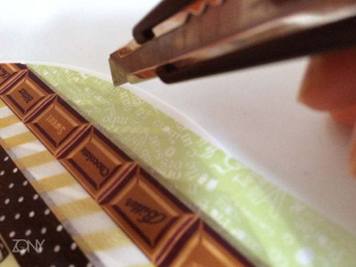 カッターで周りを切ります