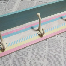 マステでデコったセリアの板&フックで壁掛け棚