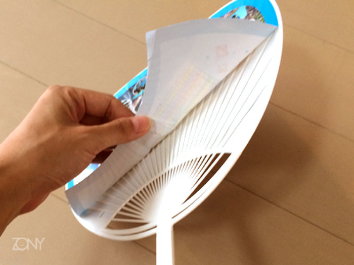 うちわの紙をはがします