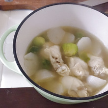 鋳物ホーロー鍋で素材の贅沢☆カブと芽キャベツの濃厚チキンスープ