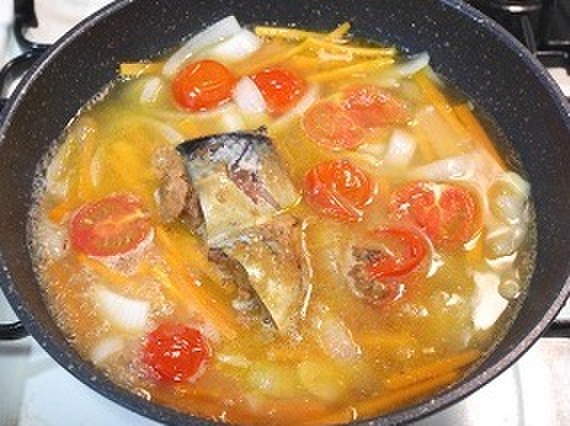 煮る:トマト、水、白ワイン、鯖味噌煮缶を加える