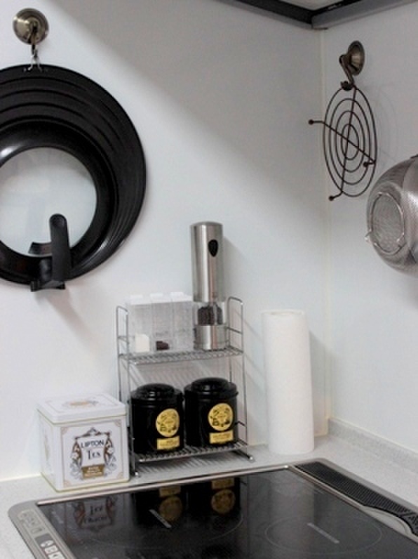 コンロ周りの様子♪空いた紅茶缶を再利用してスパイス収納
