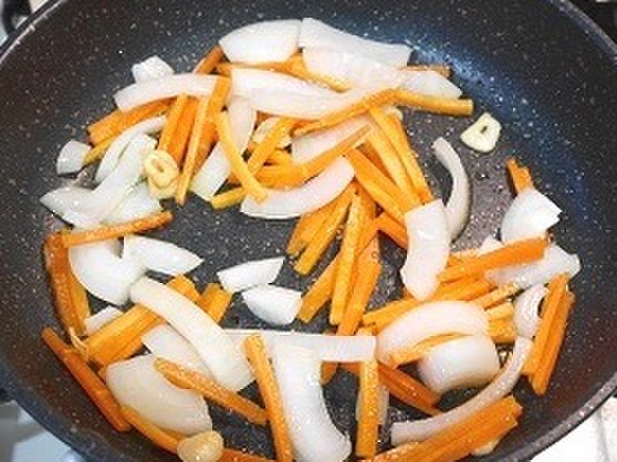 炒める:オリーブオイルで野菜を炒める