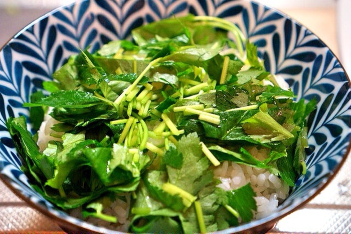 手順④炊いたご飯に薬味をのせる