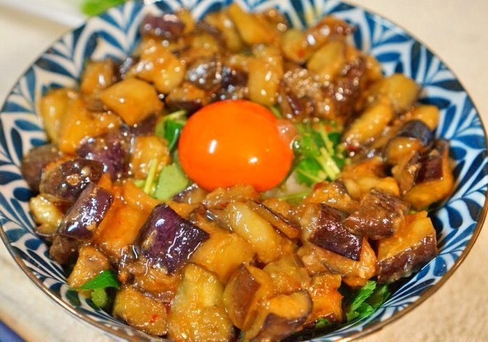 手順⑥卵黄をのせる