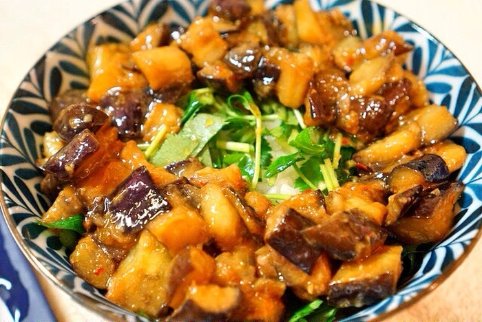 手順⑤炒めた茄子味噌をのせる