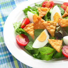 餃子の皮を揚げて♪サラダのトッピングに