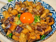 簡単♪ヘルシー♪秋ナスが主役!茄子の月見丼レシピ☆味付けは缶詰にお任せ☆