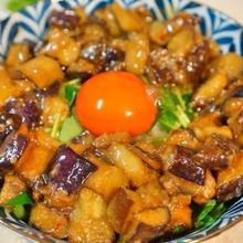 簡単♪ヘルシー♪秋ナスが主役!茄子の月見丼レシピ☆味付けは缶詰にお任せ☆